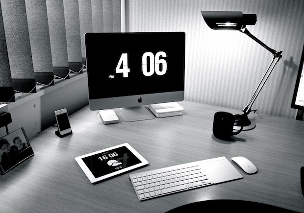 iMac desk setup of a project manager