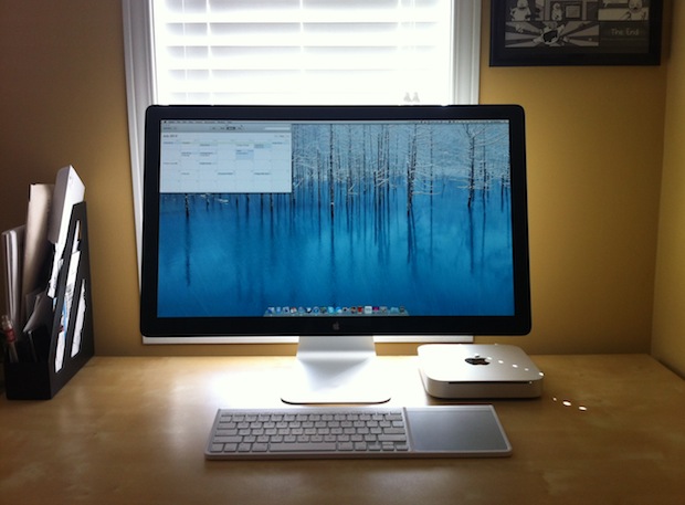 Minimal Mac Mini workstation 
