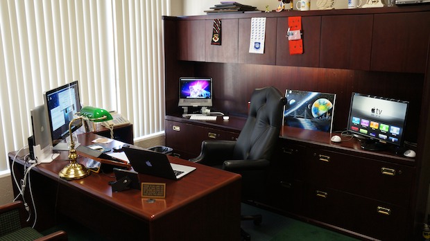 Mac desk setup of a Vice President