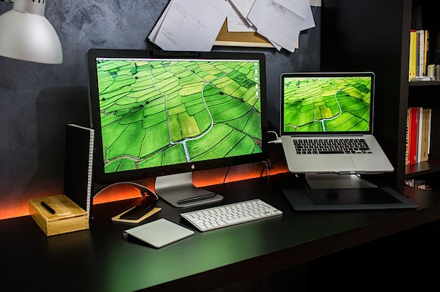 Visual designer Mac desk setup