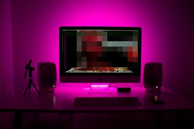 Iluminación LED rosa en iMac
