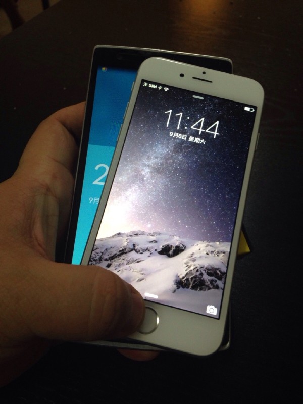 iphone-6-on-top-of-android-phone