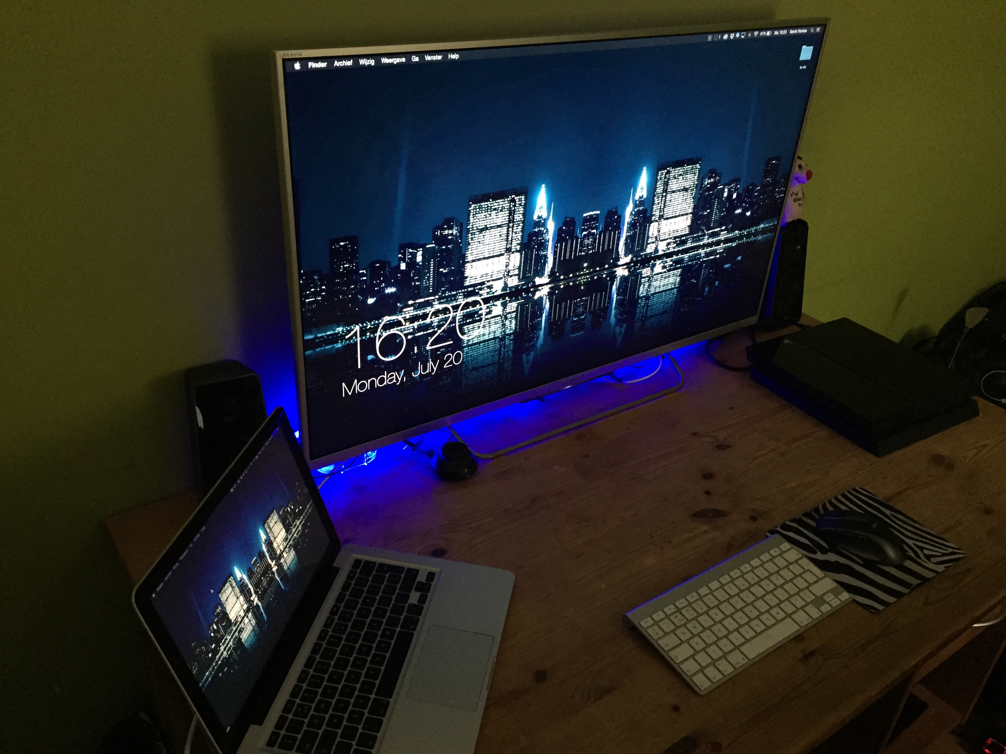 Mac Setup: MacBook & TV Display OSXDaily