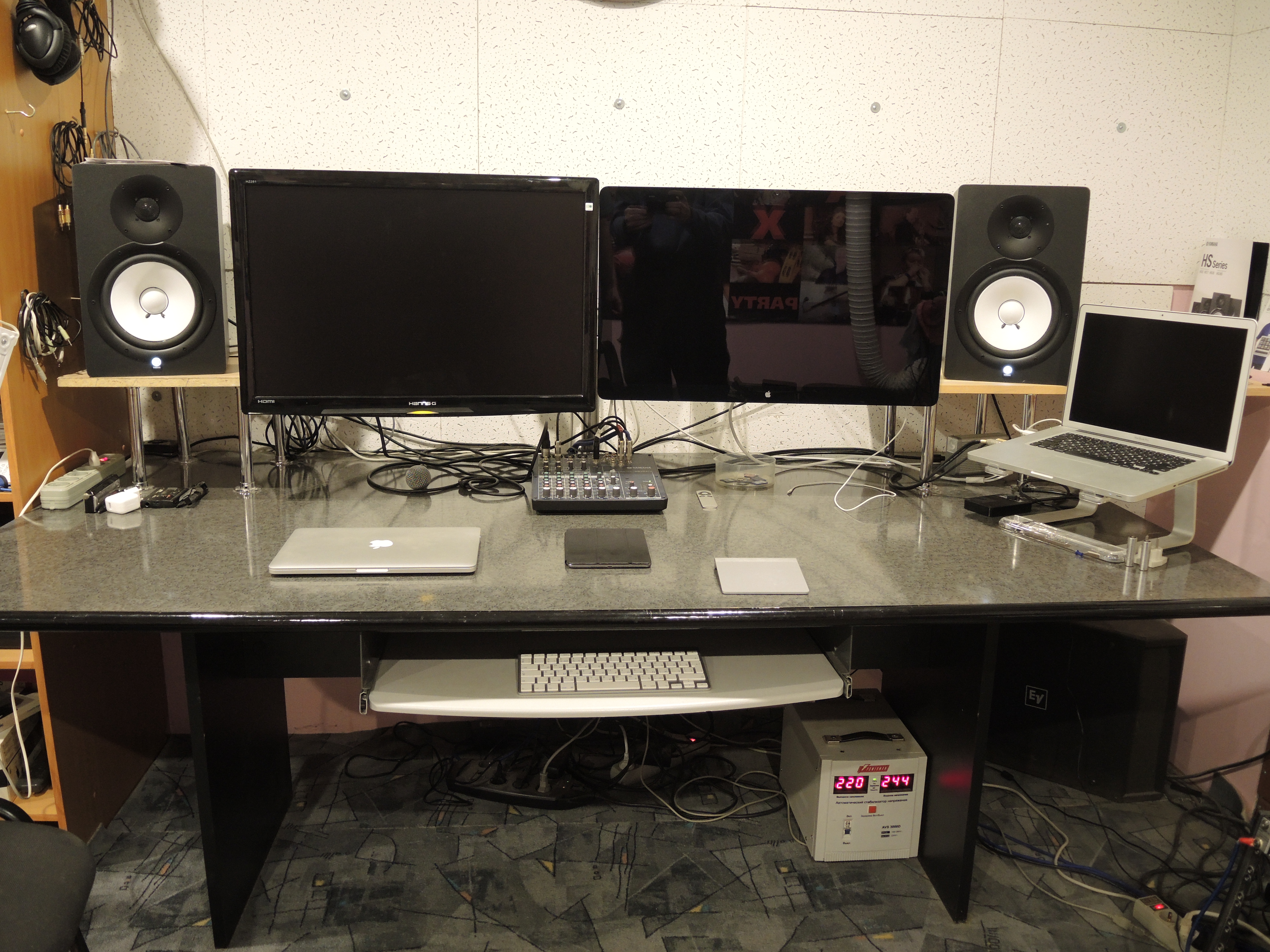 Mac Setup Dual Display Setup Of A Pro Music Producer Osxdaily