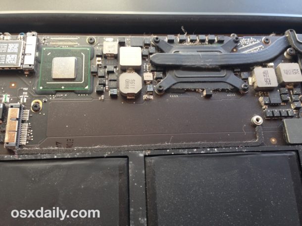 Извлеките стандартный SSD из MacBook Air, чтобы заменить