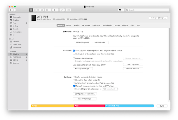 Окно поиска в macOS, показывающее, что iPhone или iPad подключен и готов к резервному копированию